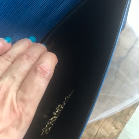 LOUIS VUITTON Stunning blue Louis Vuitton Epi clutch bag   EUC , rare  color - Picture 14 of 16
